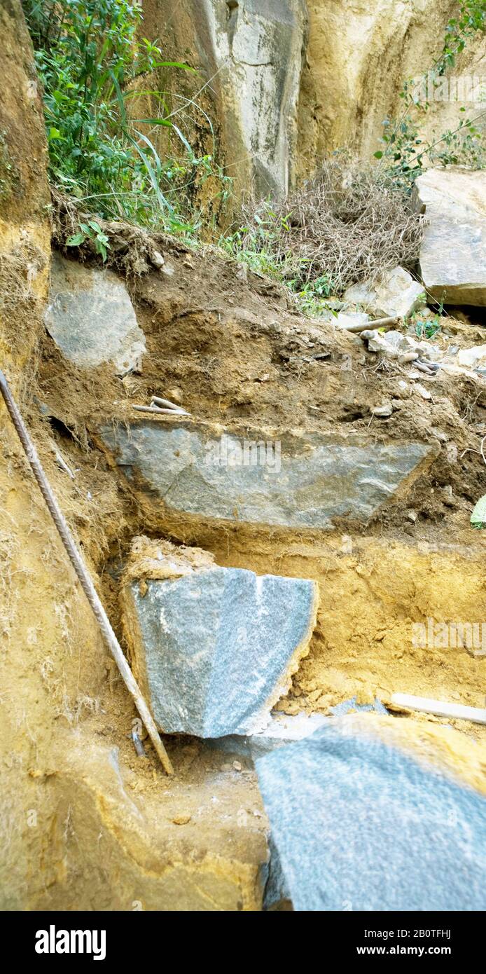 Person, die Einen Block Granit bricht, Boa Nova, Bahia, Brasilien Stockfoto