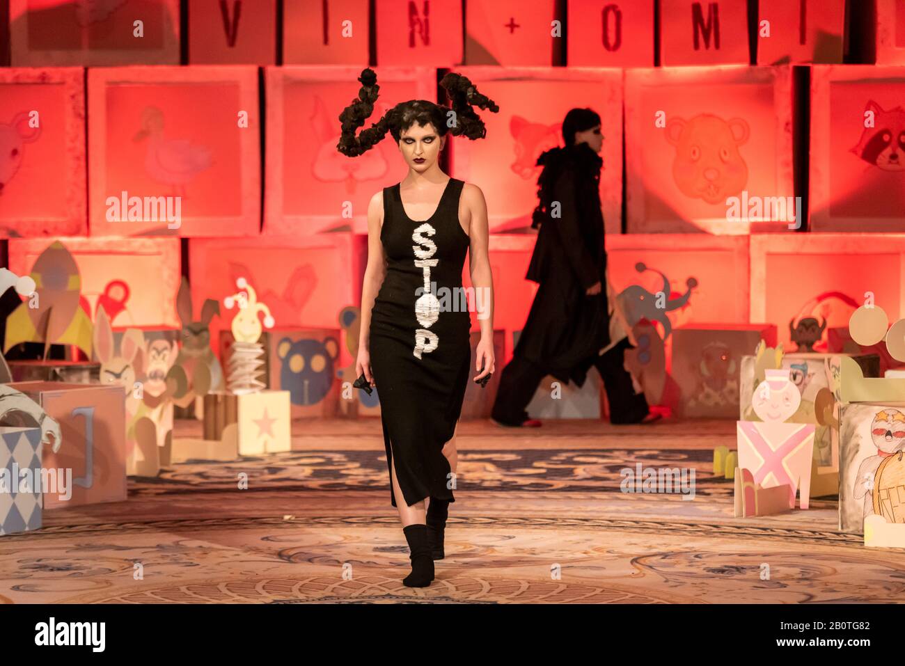 Schwarze Gothic-Kleid von Vin und Omi London Fashion Week Widerstehen Show. Umweltfreundliche Kleidung aus recyceltem Material und Unkraut aus dem Anwesen in Highgrove Stockfoto