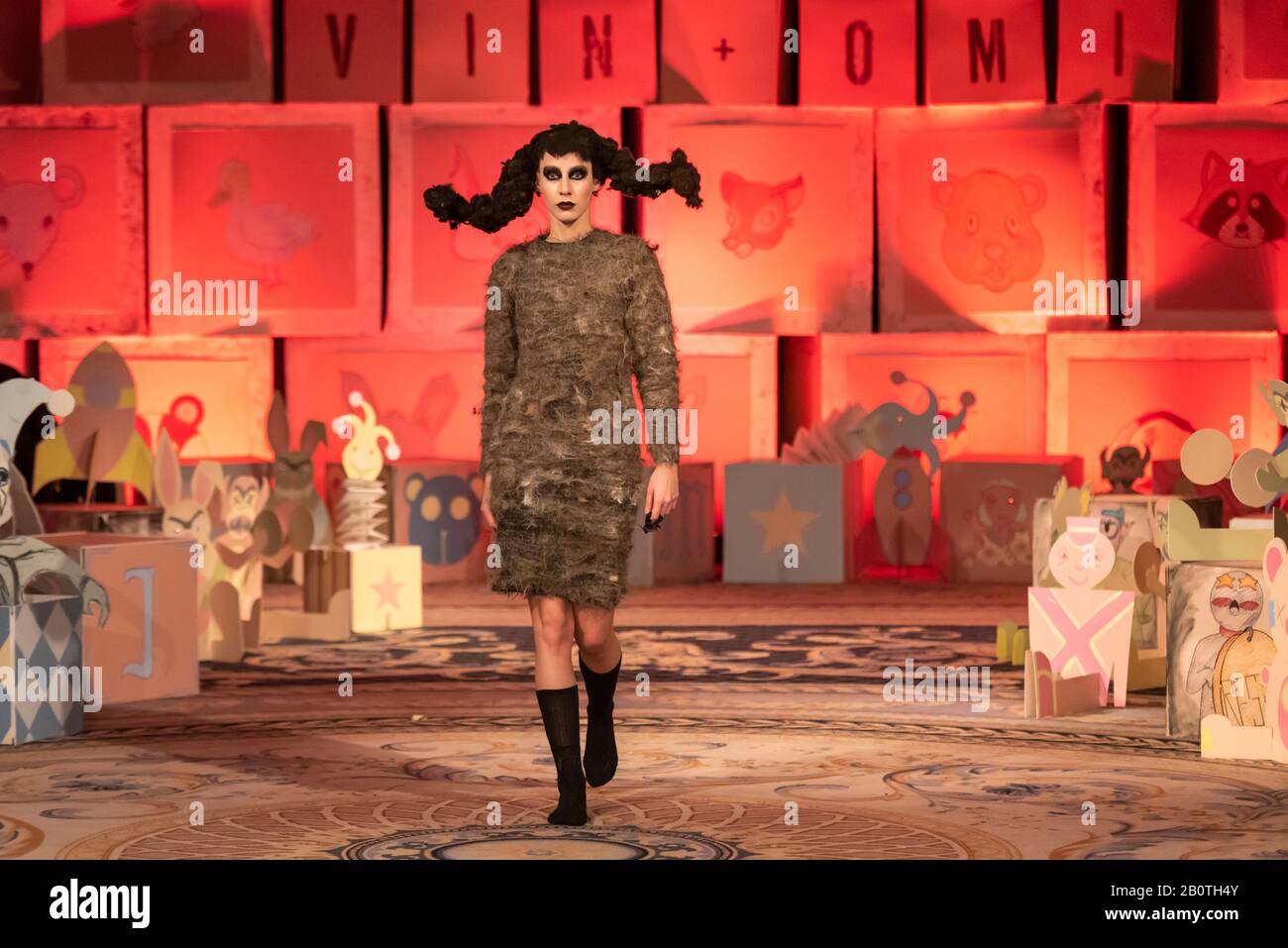 Düsteres gotisches Kleiderdesign Vin und Omi London Fashion Week Widerstehen. Umweltfreundliche Kleidung aus recyceltem Material und Unkraut aus dem Anwesen in Highgrove Stockfoto