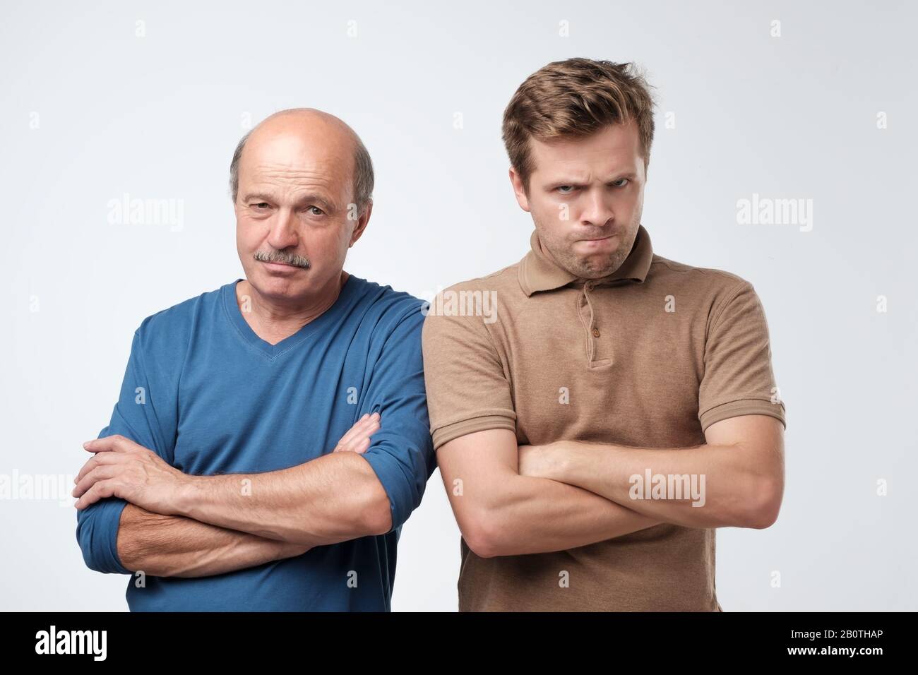 Zwei wütende Männer Vater und Sohn haben wütende mürrische Gefühle. Familienstreit. Stockfoto