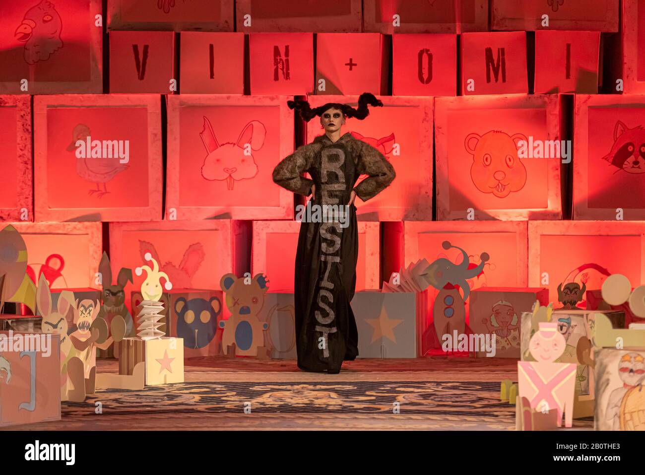 Weibliche Modeling-Somber Gothic Dress Vin und Omi London Fashion Week Resist AW20 Show. Entwickelt aus recyceltem Material und Unkraut aus dem Anwesen in Highgrove Stockfoto