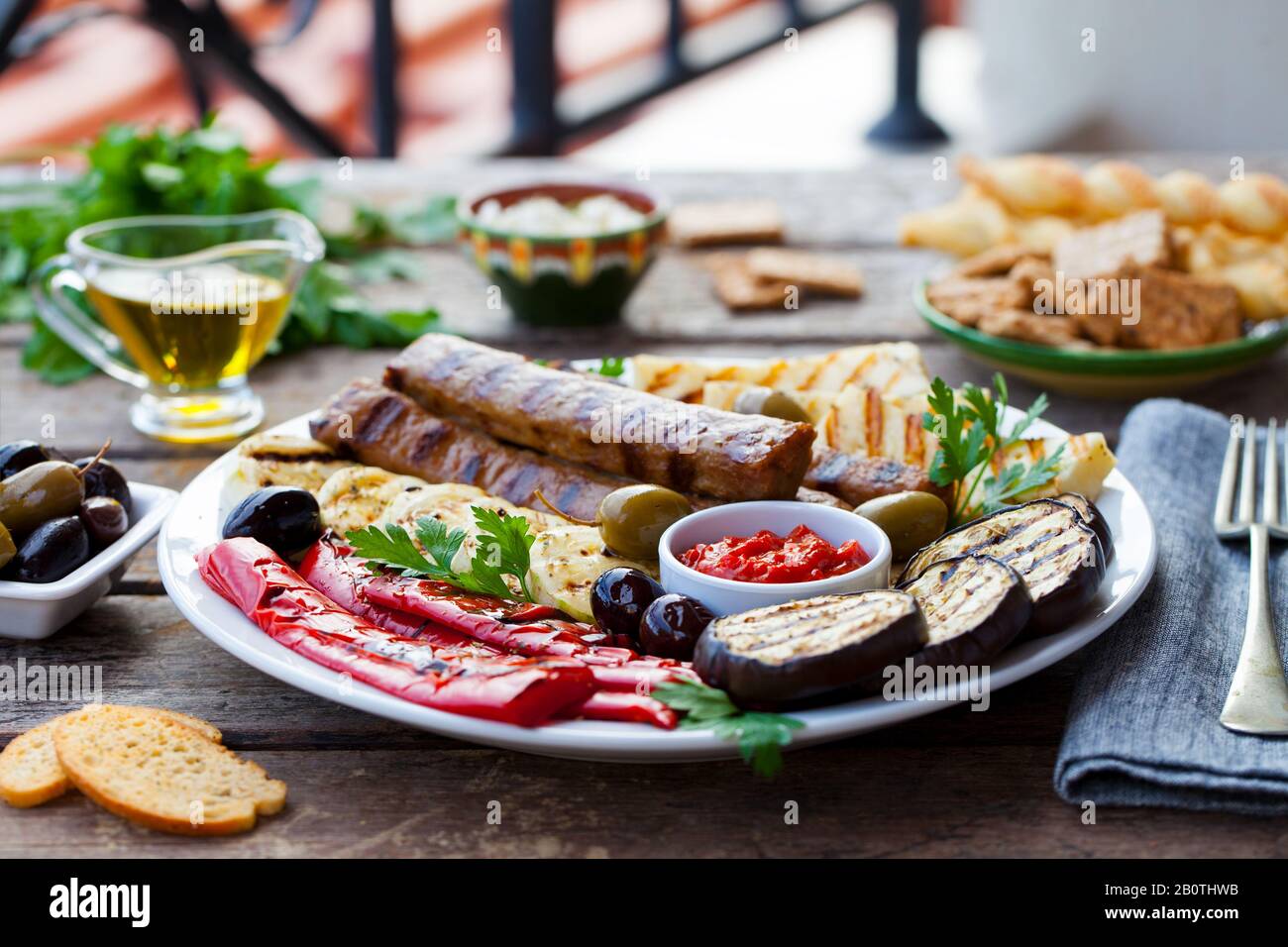 Kebab. Traditionelles mittelöstliches, arabisches oder mediterranes Fleischkebab mit gegrilltem Gemüse. Stockfoto