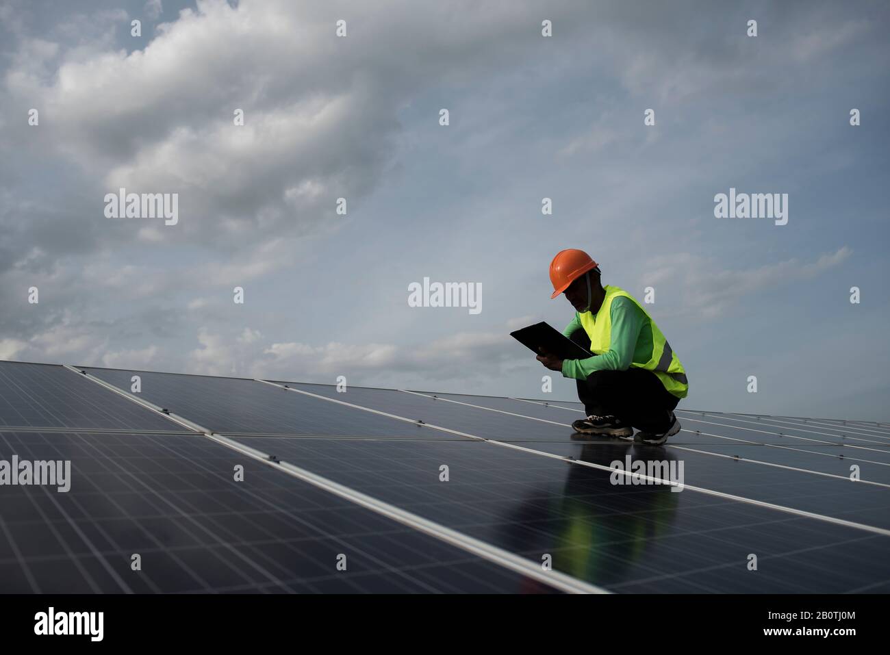 Der Techniker überprüft die Wartung der Solarzellenpaneele. Stockfoto