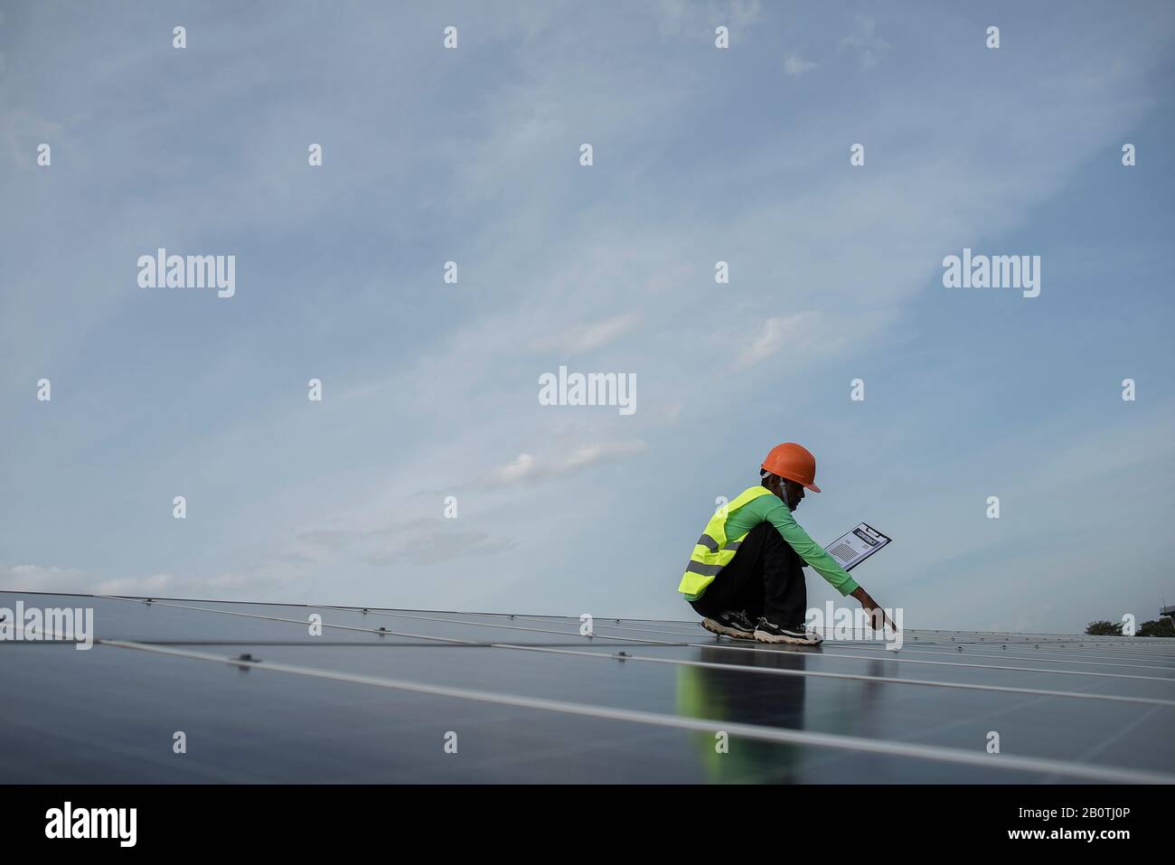 Der Techniker überprüft die Wartung der Solarzellenpaneele. Stockfoto