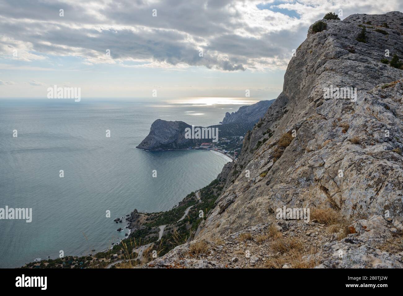 Blick in den hohen Winkel zur Novy Svet (neue Welt) Bucht von oben auf dem Sokol (Hawk) Bergrand, Krim, Russland. Stockfoto