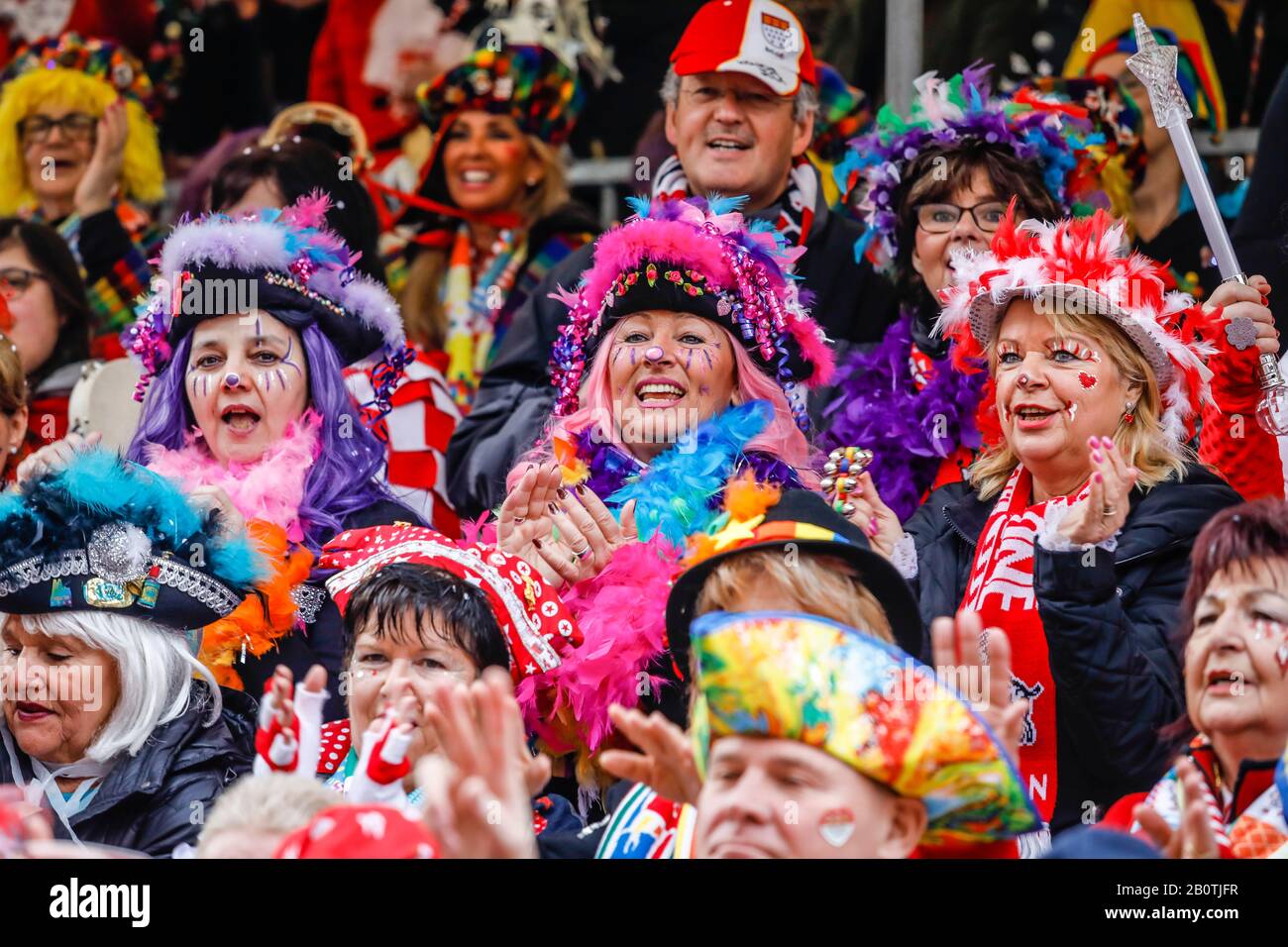 Köln, Rheinland, Nordrhein-Westfalen, Deutschland - Karneval in Köln, an der Weiberfastnacht wird traditionell der Straßenkarneval am Alter eröffnet Stockfoto