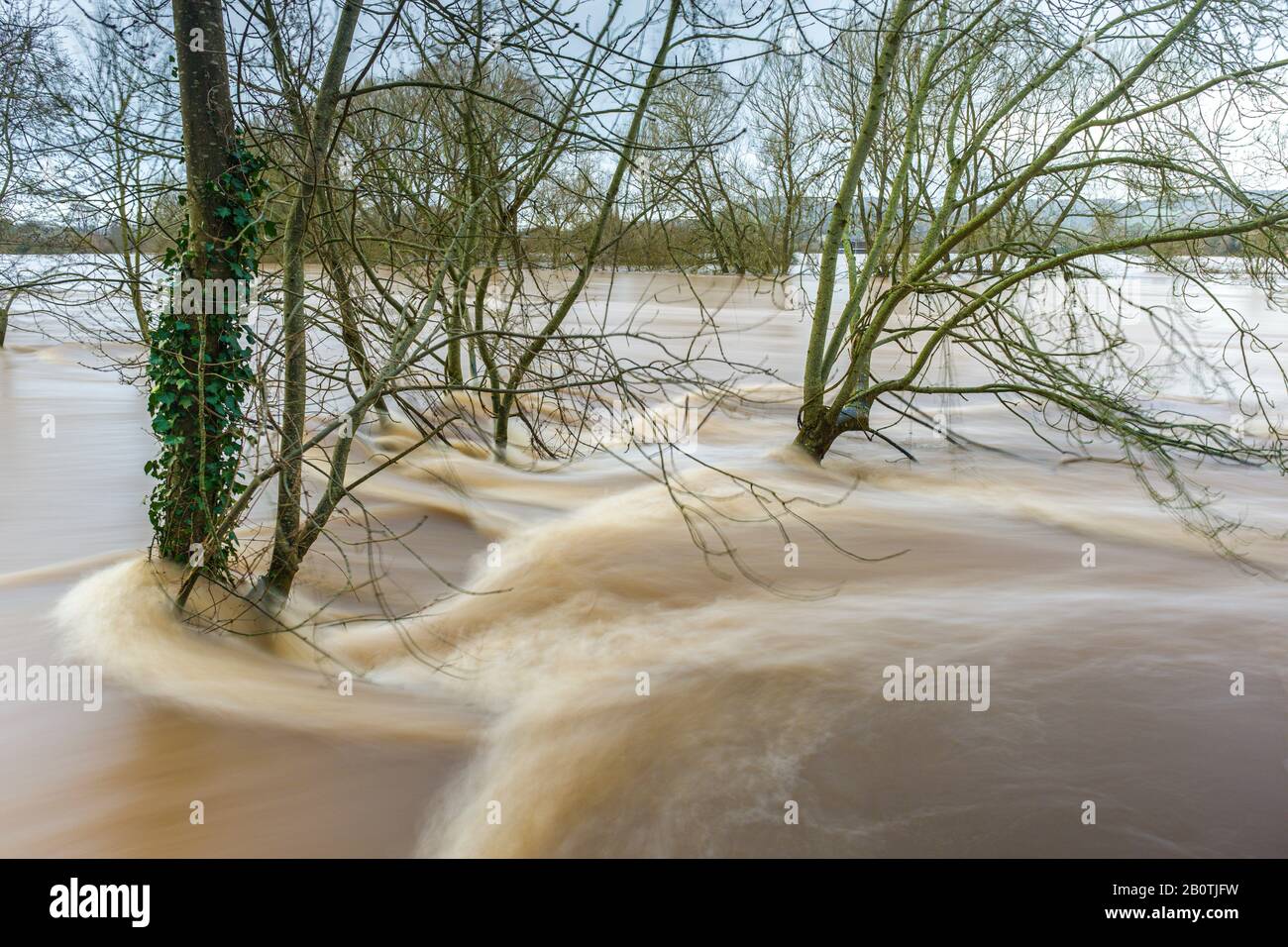 Der Fluss Wye im Hochwasser in Monmouth, South Wales, Februar 2020. Stockfoto