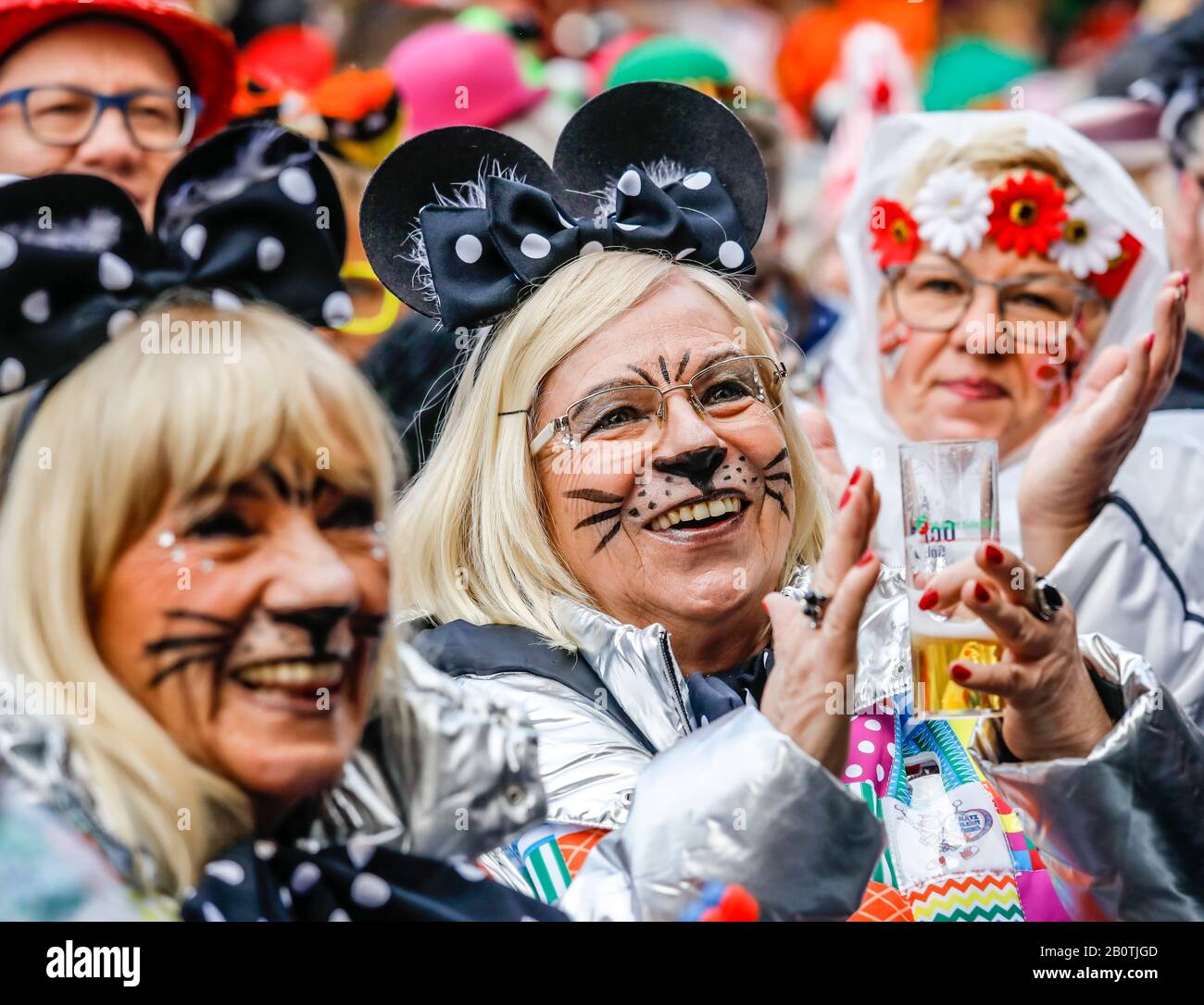 Köln, Rheinland, Nordrhein-Westfalen, Deutschland - Karneval in Köln, an der Weiberfastnacht wird traditionell der Straßenkarneval am Alter eröffnet Stockfoto