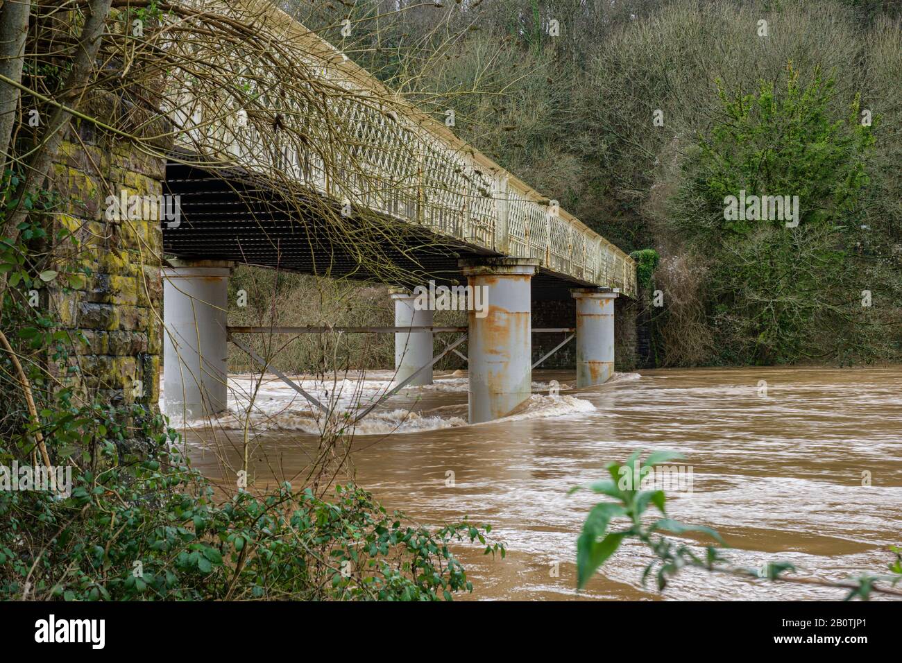 Der Fluss Wye spat bei Brockweir Bridge an der Grenze zu Monmouthshire - Gloucestershire. Februar 2020. Stockfoto