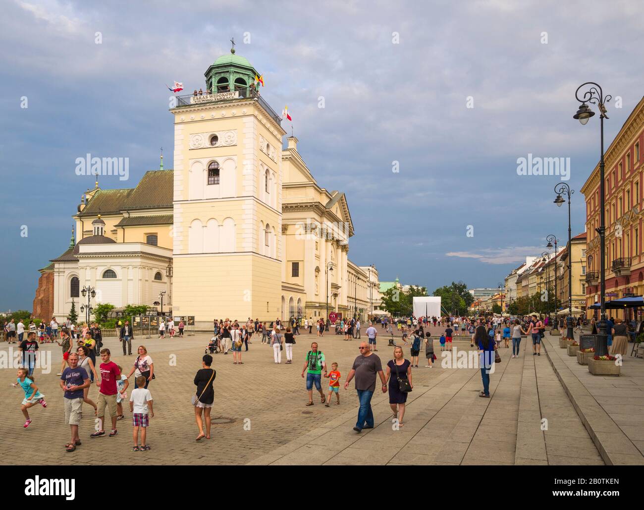 Blick auf Krakowskie Przedmieście vom Burgplatz, Warschau, Polen, nach Süden. Die Aussichtsterasse (Taras Widokowy) befindet sich auf dem Turm auf der linken Seite. Stockfoto