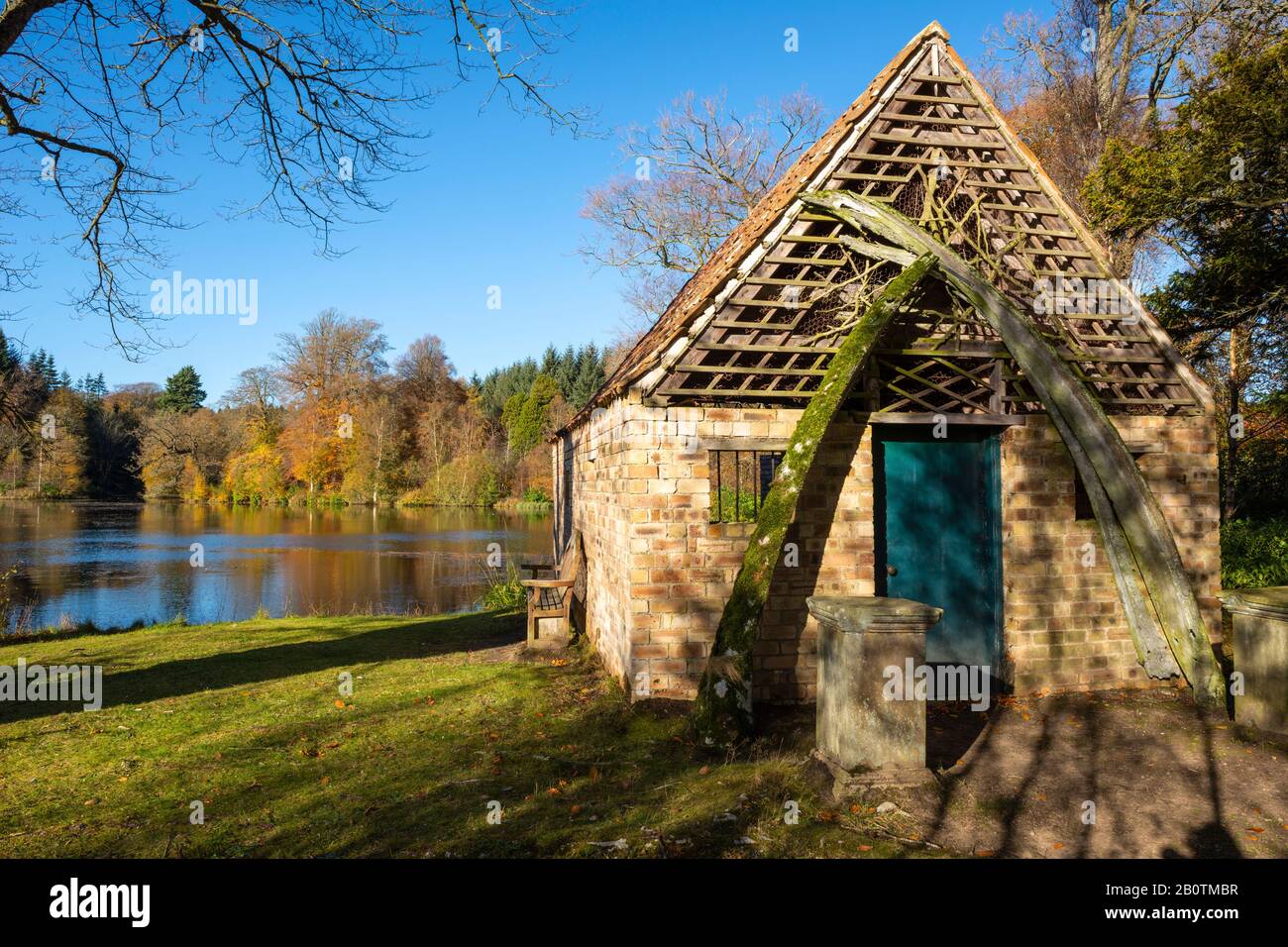 Boathouse on Penicuik High Pond, Penicuik Estate, Midlothian, Schottland, Großbritannien Stockfoto