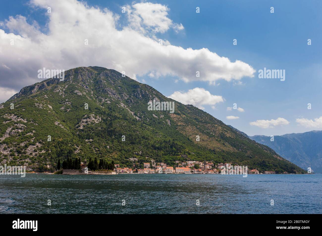 Die Insel Ostrvo Sveti Đorđe (St. George's Island), Bucht von Kotor, Montenegro, mit Perast Beyond Stockfoto