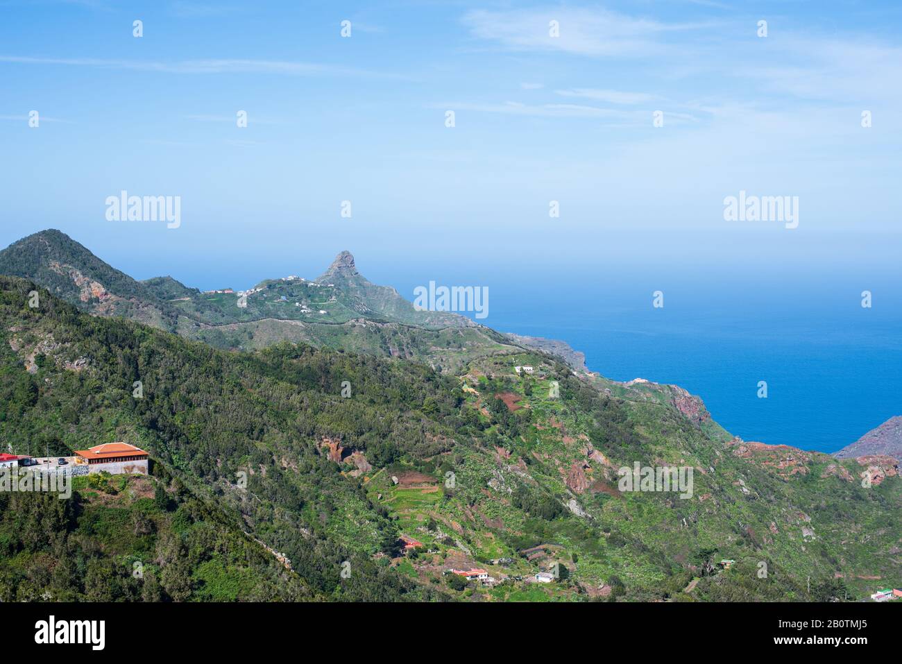 Panoramablick auf die Anaga-Berge - Wandern auf Teneras, Spanien Stockfoto