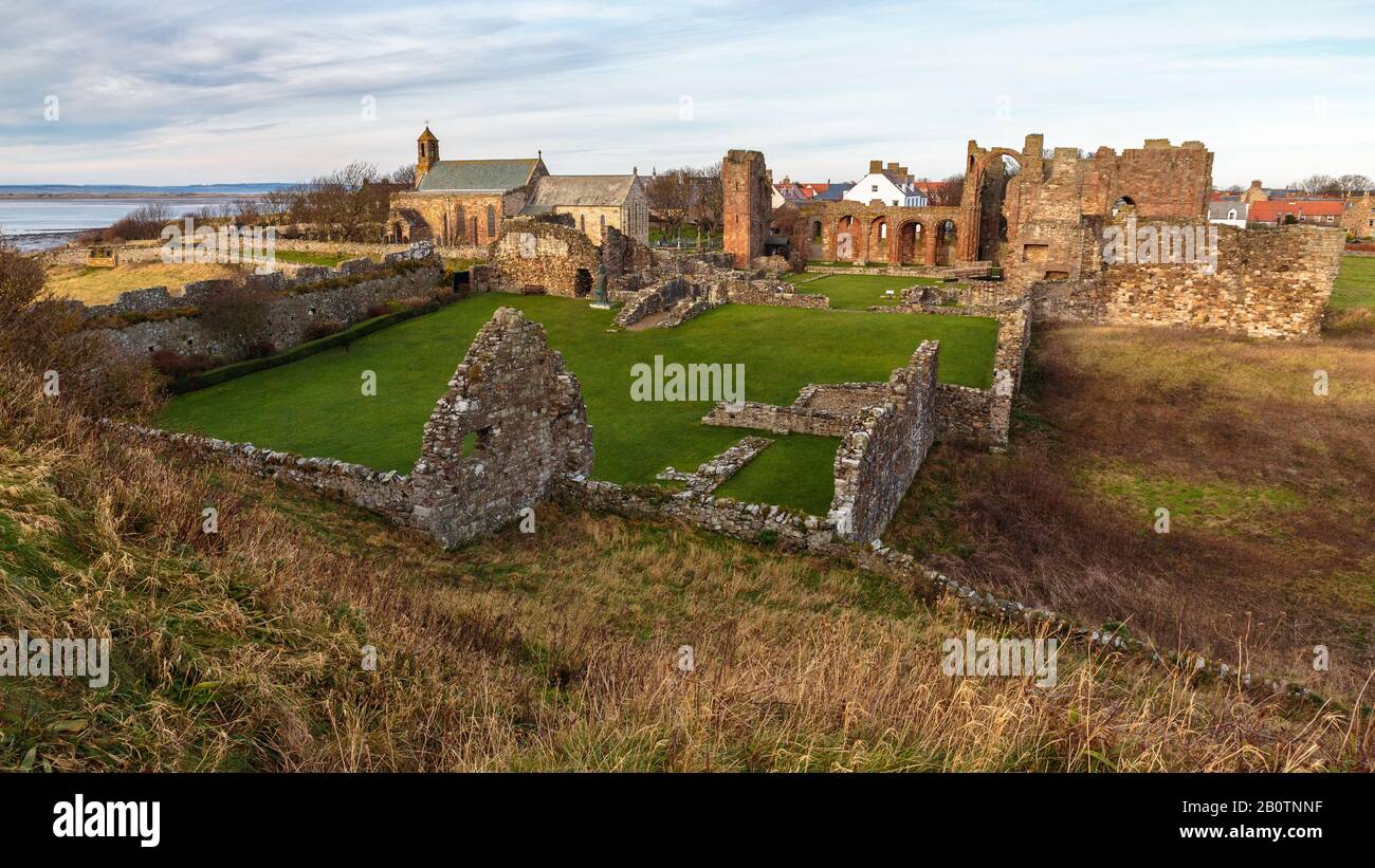 Lindisfarne Priory in Northumberland ist ein altes Ruinenkloster aus dem Jahr 634, das von irischen Mönchen bewohnt wurde. Auch bekannt als Heilige Insel. Stockfoto