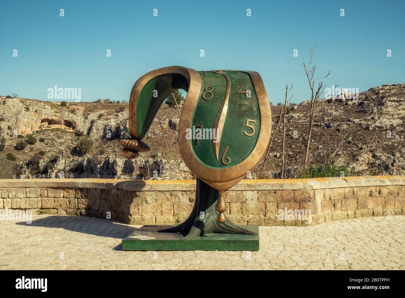 Matera, Italien - 6. Februar 2020: Die geschmolzene Uhr der Skulptur Dali  wurde auf den Straßen von Matera, Italien, ausgestellt Stockfotografie -  Alamy