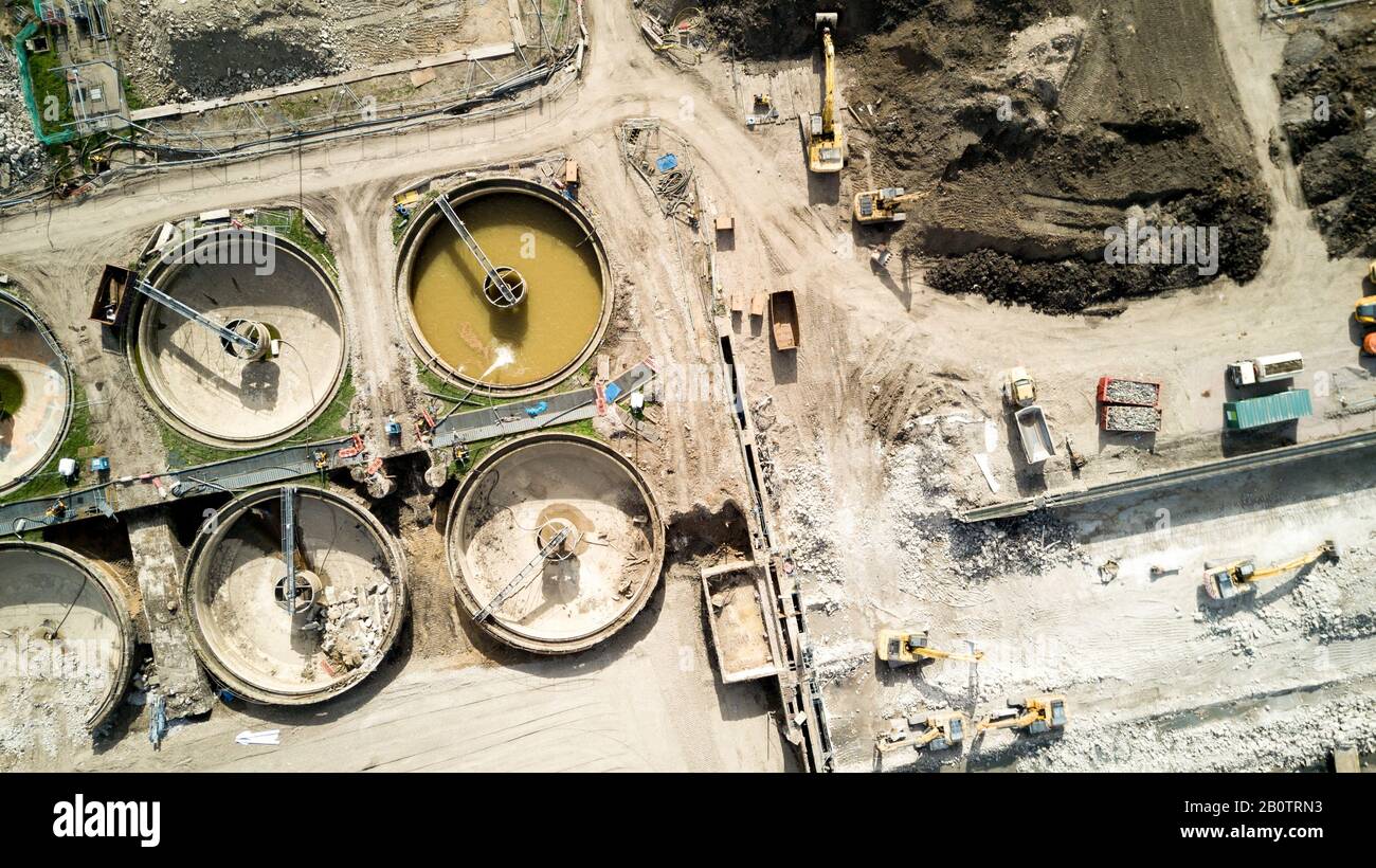 Abwasserfarm: Luftdronbild, das auf die Abscheidetanks blickt, die zur Vorbereitung des Transports zur Bodenfüllung von festen Abfällen entleert werden. Stockfoto