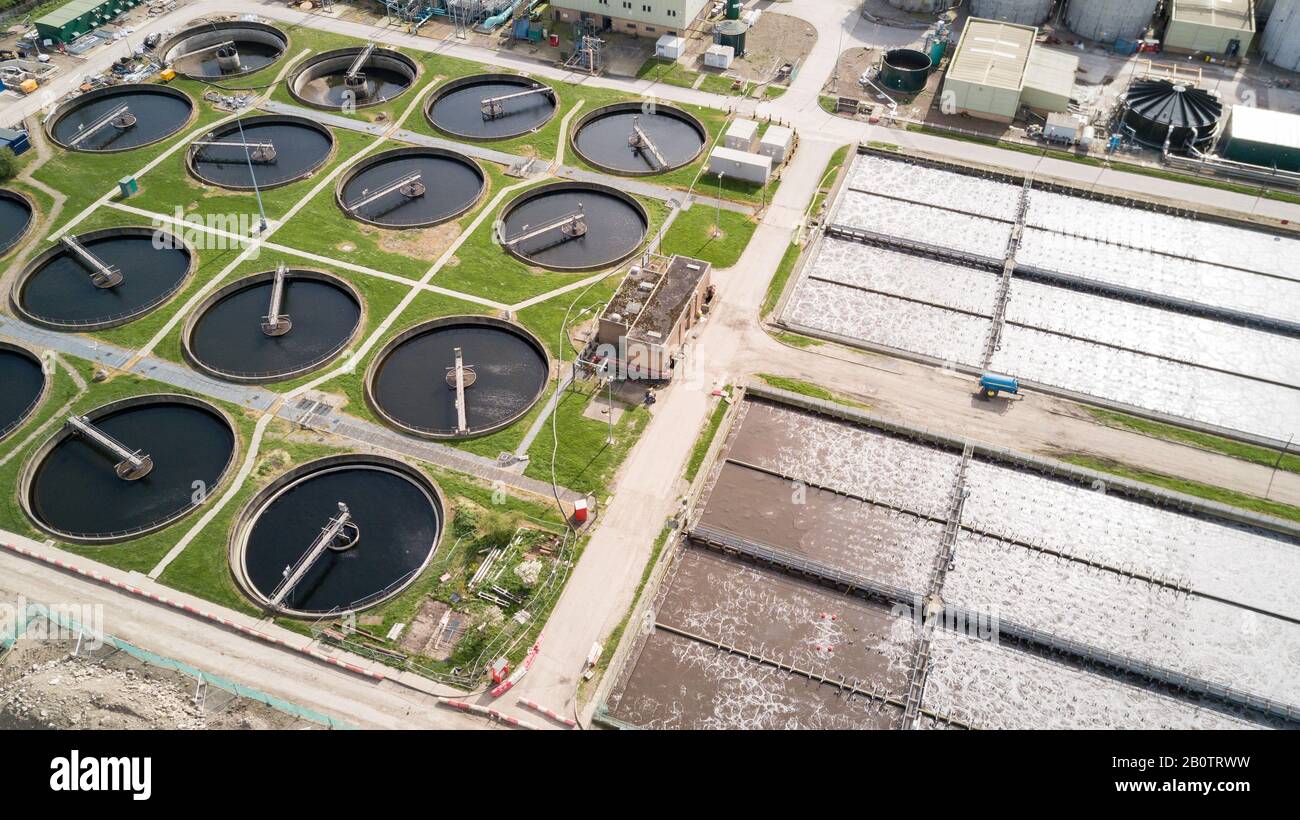 Abwasseranlage: Luftdruckfoto mit Blick auf einen weiten Blickwinkel auf eine Abwasseraufbereitungsanlage in North London. Stockfoto