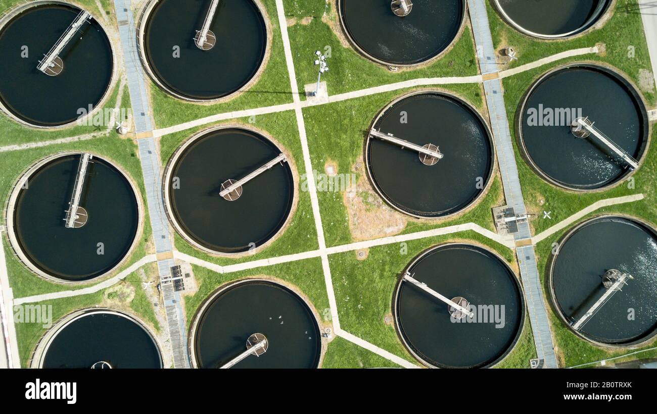 Abwasserfarm: Vertikales Luftbild der klärenden Tanks in einer Kläranlage in North London mit abstrakter geometrischer Hintergrundtextur. Stockfoto