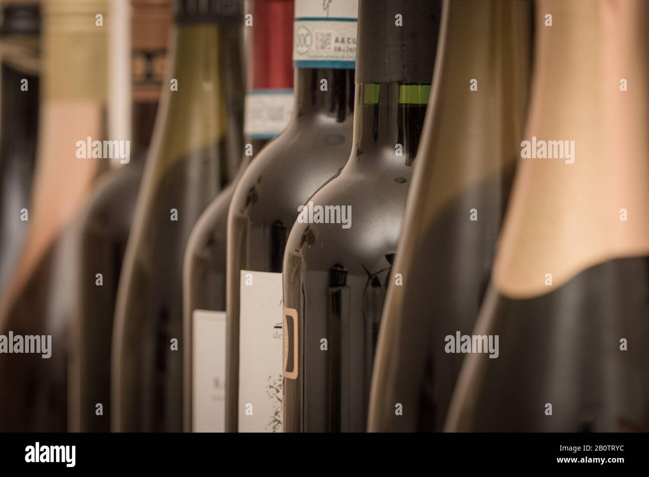 Luxuriöse Weinflaschen in Folge Stockfoto