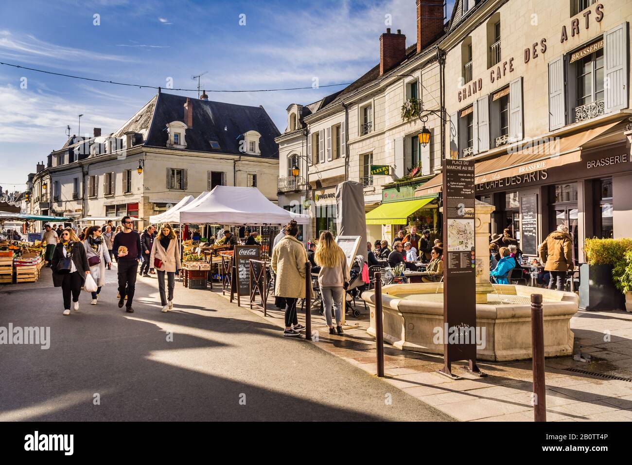 Käufer und Touristen am Samstagmorgen Markttag, Loches, Indre-et-Loiré, Frankreich. Stockfoto