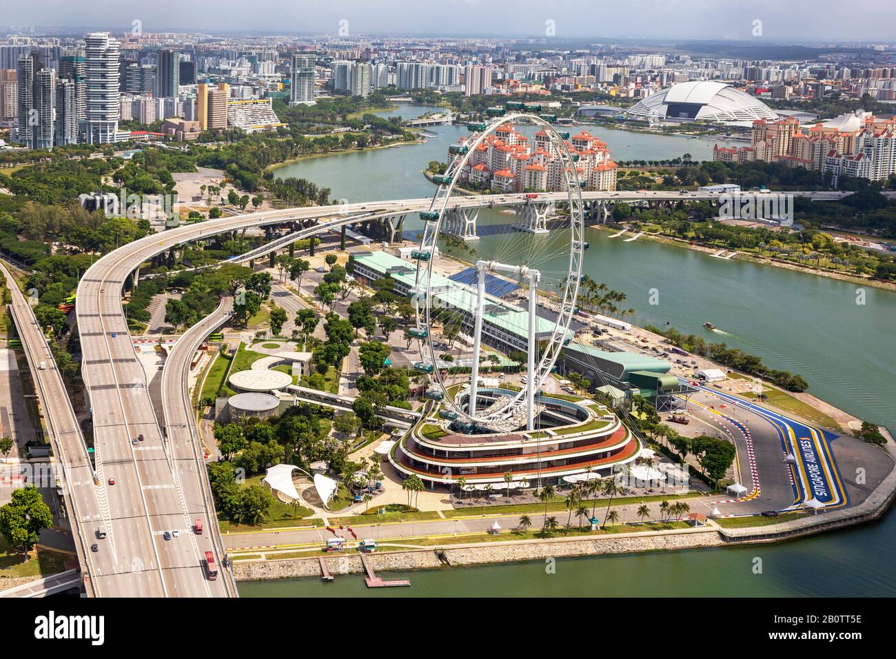 Blick auf die Skyline von Singapur mit dem Riesenrad des Singapore Flyer und der Rennbahn zum Singapore Grande Prix, Singapur Stockfoto