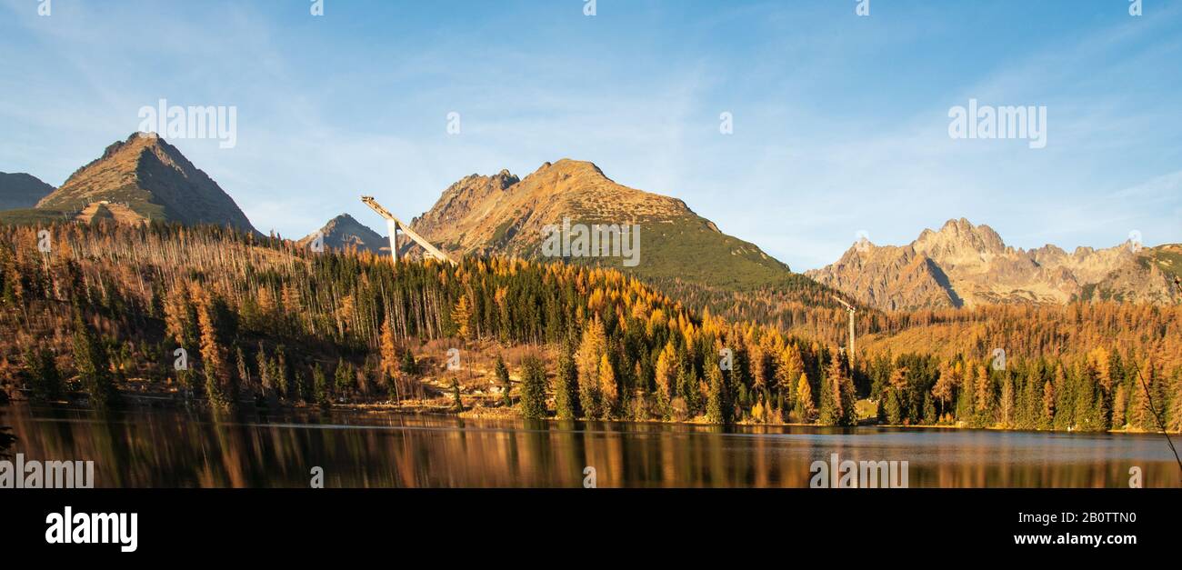 Strbske Pleso See mit Gipfeln rund in den Bergen von Vysoke Tatry in der Slowakei während des schönen oktobertags mit blauem Himmel Stockfoto