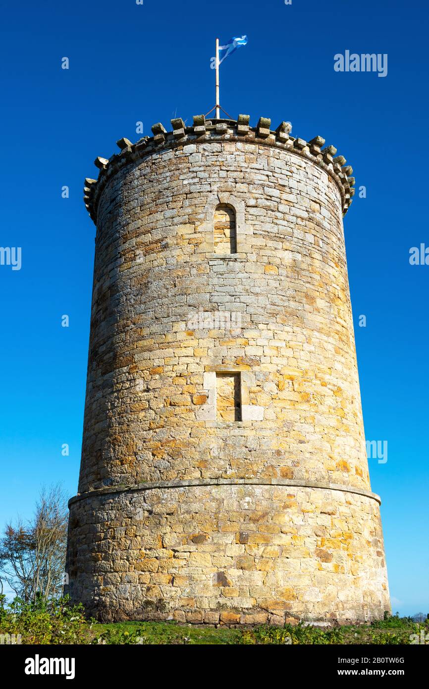 Knight's Law Tower (oder Flaggenturm), Rundsteinturm aus dem 18. Jahrhundert und Dovecot, Penicuik Estate, Midlothian, Schottland, Großbritannien Stockfoto