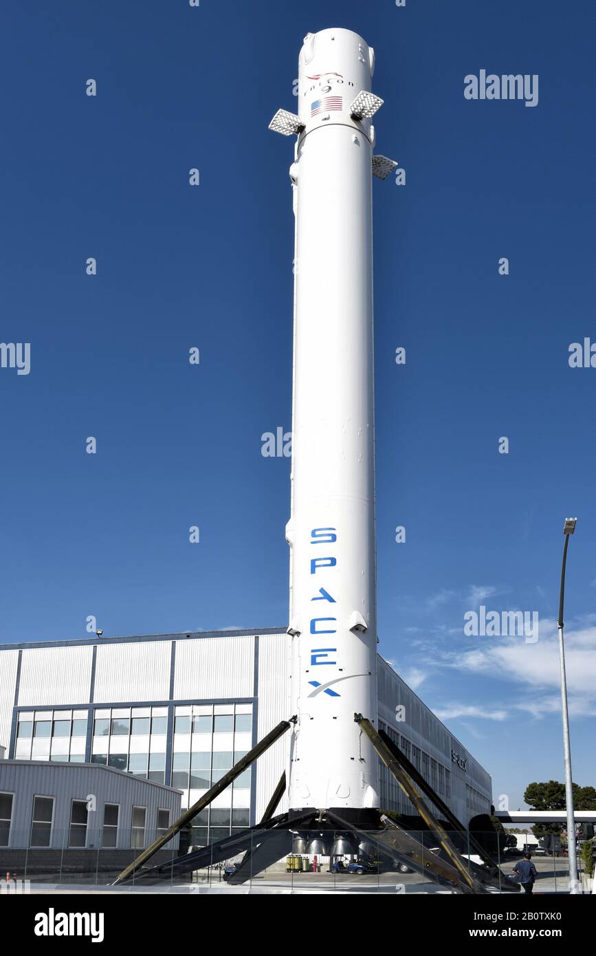 Hawthorne, KALIFORNIEN - 17. FEBRUAR 2020: Eine Falcon 9 Booster-Rakete bei Space Exploration Technologies Corp, die als SpaceX, eine private amerikanische Luft- und Raumfahrtindustrie, gehandelt wird Stockfoto