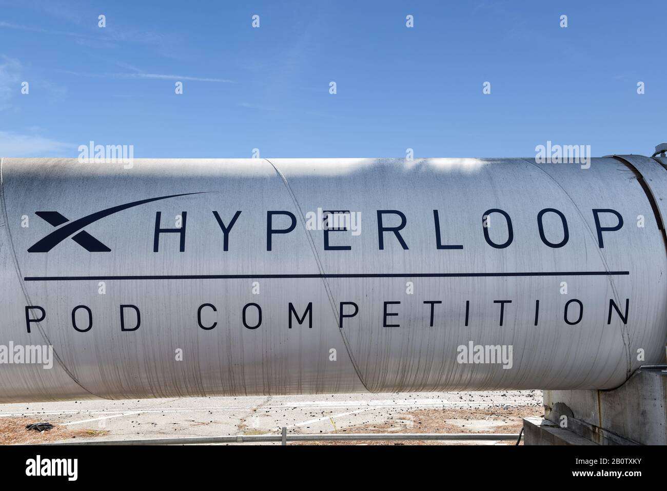 Hawthorne, KALIFORNIEN - 17. FEBRUAR 2020: The Hyperloop Pod Competition Tube Closeup, ein jährlicher Wettbewerb, der von SpaceX gesponsert wird, um technische fe zu demonstrieren Stockfoto