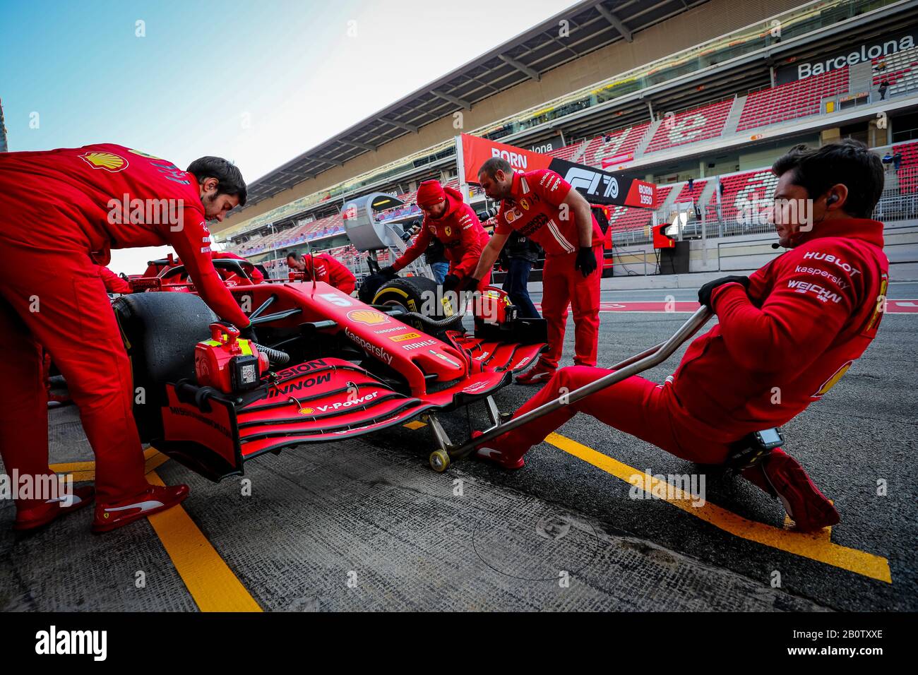 Das Scuderia Ferrari-Team, das Sebastian Vettels Auto am dritten Tag der F1-Testtage in der Montmelo-Rennstrecke vorbereitet. Stockfoto