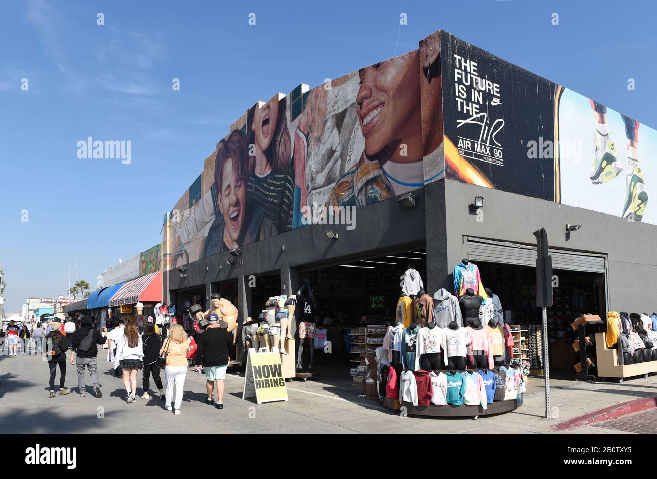 Venedig, KALIFORNIEN - 17. FEBRUAR 2020: Geschäfte und Toruisten entlang des beliebten Boardwalkziels in Südkalifornien. Stockfoto