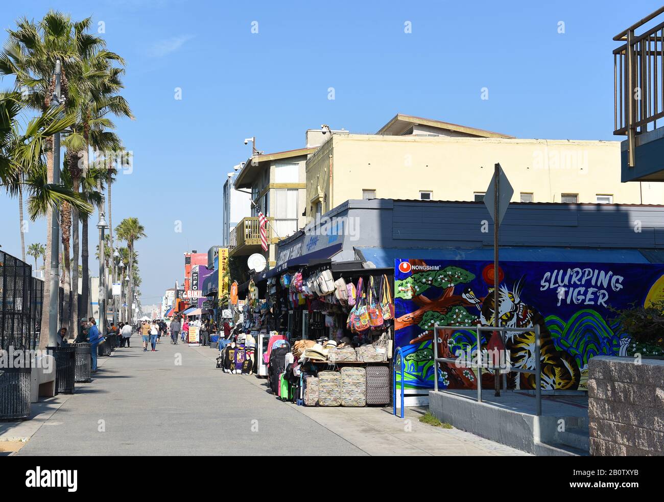 Venedig, KALIFORNIEN - 17. FEBRUAR 2020: Geschäfte und Händler auf der Promenade der beliebten Touristenattraktion in Südkalifornien. Stockfoto