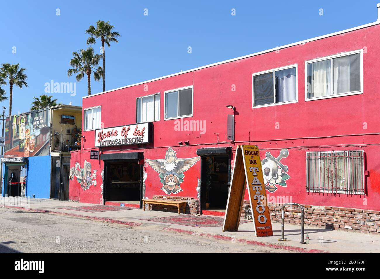 Venedig, KALIFORNIEN - 17. FEBRUAR 2020: Haus von Ink Tattoos und Piercing Parlour und American Cannabis Company. Stockfoto