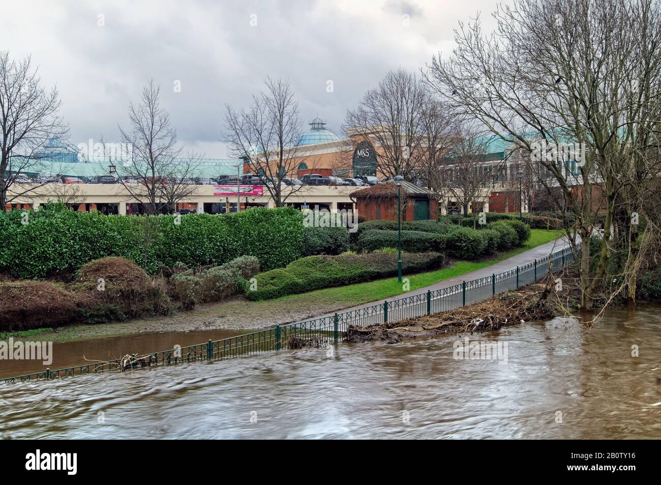 Großbritannien, South Yorkshire, Sheffield, Meadowhall Shopping Center und überflutete Wege am Fluss Don Stockfoto