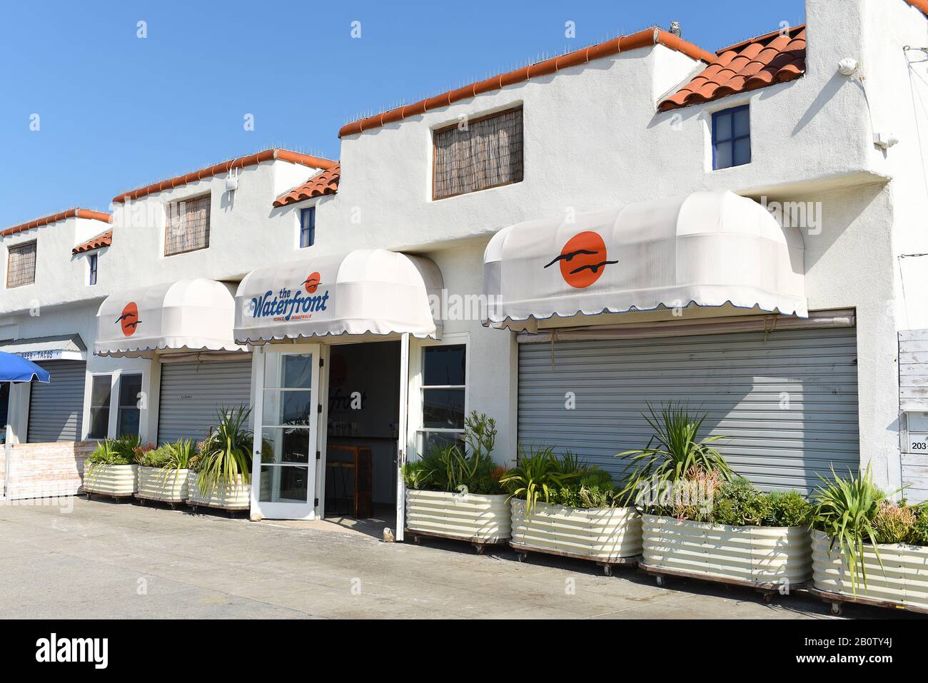 Venedig, KALIFORNIEN - 17. FEBRUAR 2020: Die Waterfront ist ein Restaurant, eine Bar, ein Veranstaltungs- und Gemeinschaftsraum auf der Promenade in Venice Beach. Stockfoto