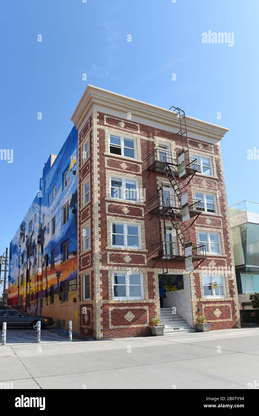 Venedig, KALIFORNIEN - 17. FEBRUAR 2020: Venice Suites bietet luxuriöse Unterkünfte für längere Aufenthalte auf dem Boardwalk von Venedig. Stockfoto