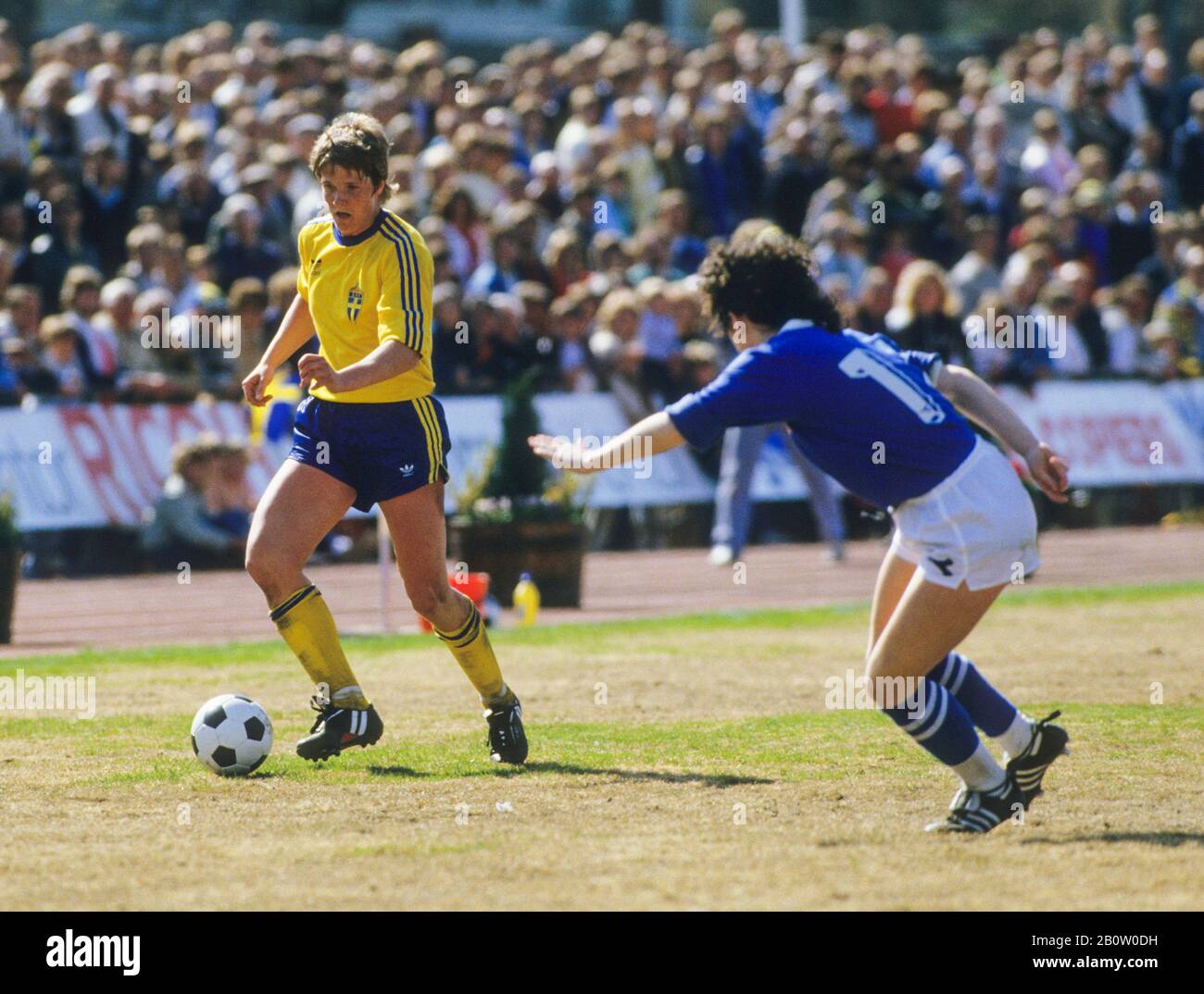 Pia Sundhage schwedische Fußballballerin gegen Italien in einem Spiel bei der Europameisterschaft der Frauen Stockfoto