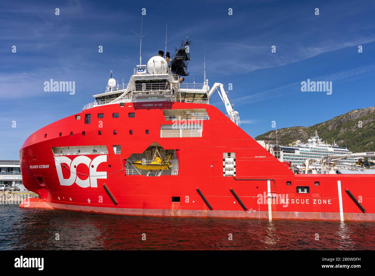 Bergen, NORWEGEN - Handelsschiff Scandi Iceman, ein Transportschiff für Tiefseefanker, im Hafen angedockt. Stockfoto