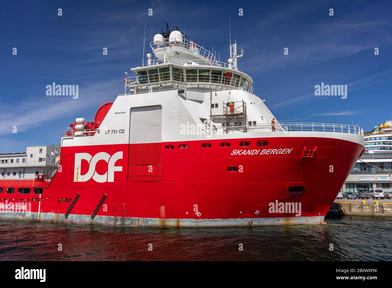 Bergen, NORWEGEN - Handelsschiff Scandi Bergen, ein Transportschiff für Tiefseefanker, im Hafen angedockt. Stockfoto