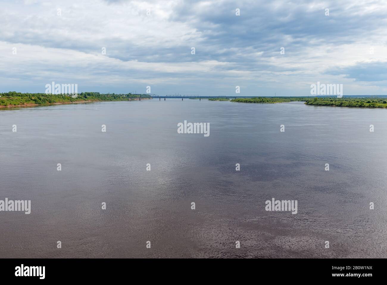 Der nördliche Fluss Dvina in der Nähe der Stadt Kotlas, Russland Stockfoto