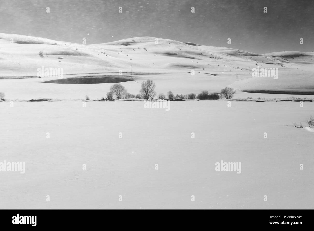 Blick vom Zugfenster im Winter. Winterlandschaft. Schwarzweiß-Foto. Stockfoto