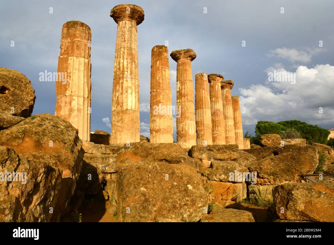 Die dorischen Säulen inmitten des verfallenen Mauerwerks des Herkulestempels. Im Tal der Tempel, Agrigent, Sizilien Stockfoto