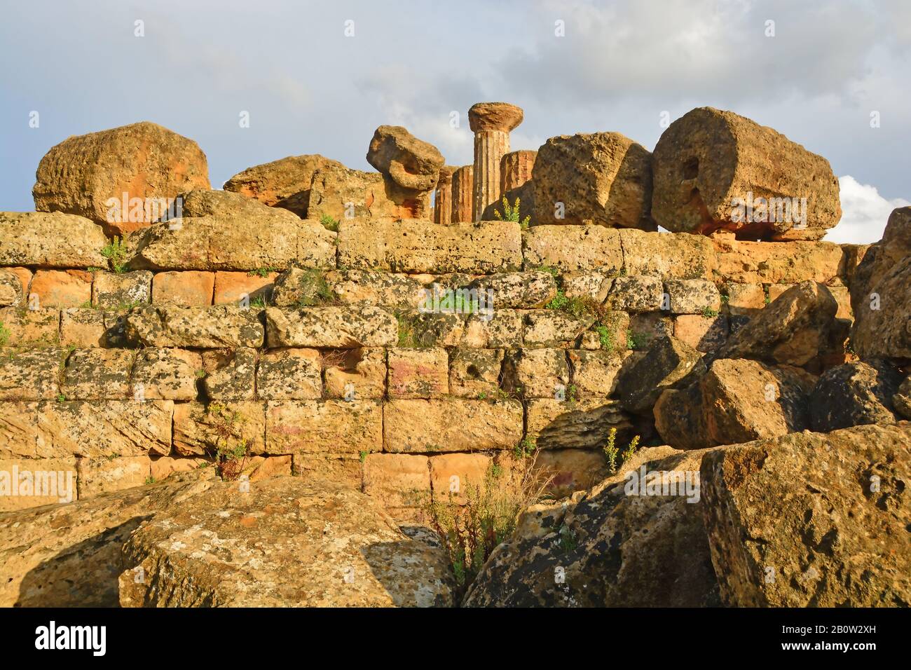 Die dorischen Säulen inmitten des verfallenen Mauerwerks des Herkulestempels. Im Tal der Tempel, Agrigent, Sizilien Stockfoto