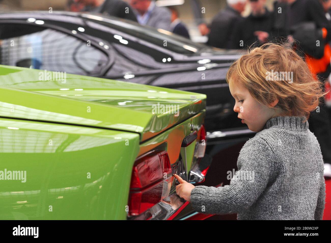 Ein kleines Kind, das 1973 De Tomaso Pantera am Eröffnungstag der London Classic Car Show 2020, London Olympia, Großbritannien, betrachtet. Mehr als 500 der weltweit besten Oldtimer und Marken im Wert von 70 Millionen £sind auf der Messe zu sehen, von Oldtimern vor dem Krieg bis hin zu modernen Konzeptfahrzeugen. Die Messe bringt rund 20.000 Besucher ein, von ernsthaften Benzinköpfen bis hin zu Menschen, die einfach schöne und klassische Fahrzeuge lieben. Stockfoto