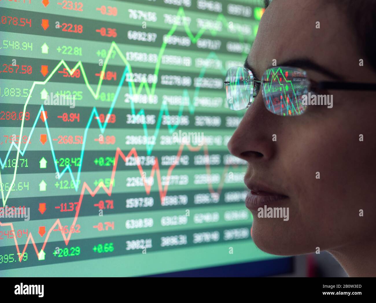 Analytikerin, die Finanzmarktdaten auf einem Bildschirm betrachtet. Stockfoto