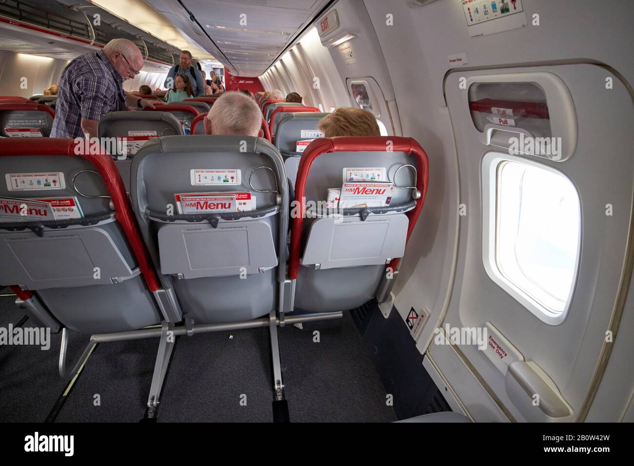 Notausgang und Sitzreihe mit zusätzlichem Beinraum im Flugzeug boeing 737 JET2 Stockfoto