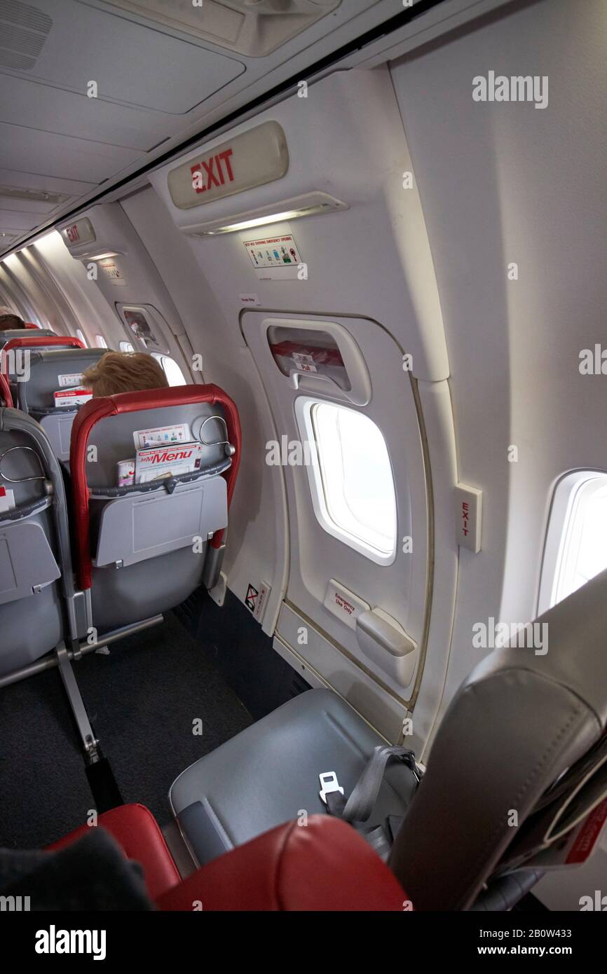 Notausgang und Sitzreihe mit zusätzlichem Beinraum im Flugzeug boeing 737 JET2 Stockfoto