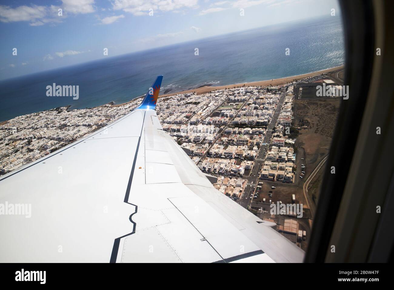 Blick aus dem Fenster des JET2-Flugzeugs, das vom Flughafen Arricife auf lanzarote abfährt und über den dicht gepackten playa honda fliegt Stockfoto