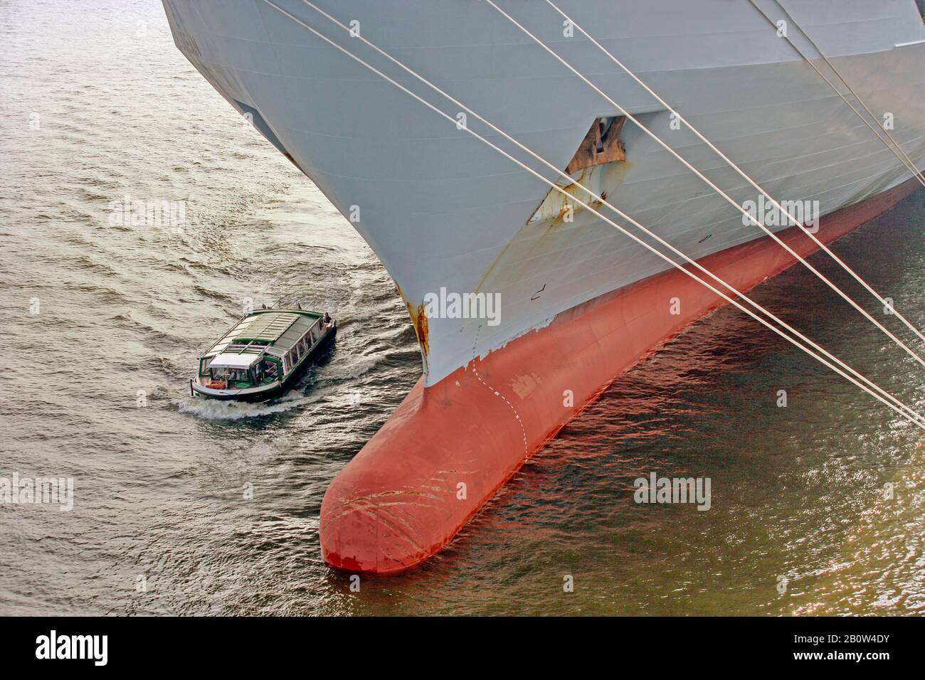 Hochwinkeliger Nahbereich des vermauerten Frachtcontainerschiffs im Hamburger Hafen, Deutschland. Stockfoto