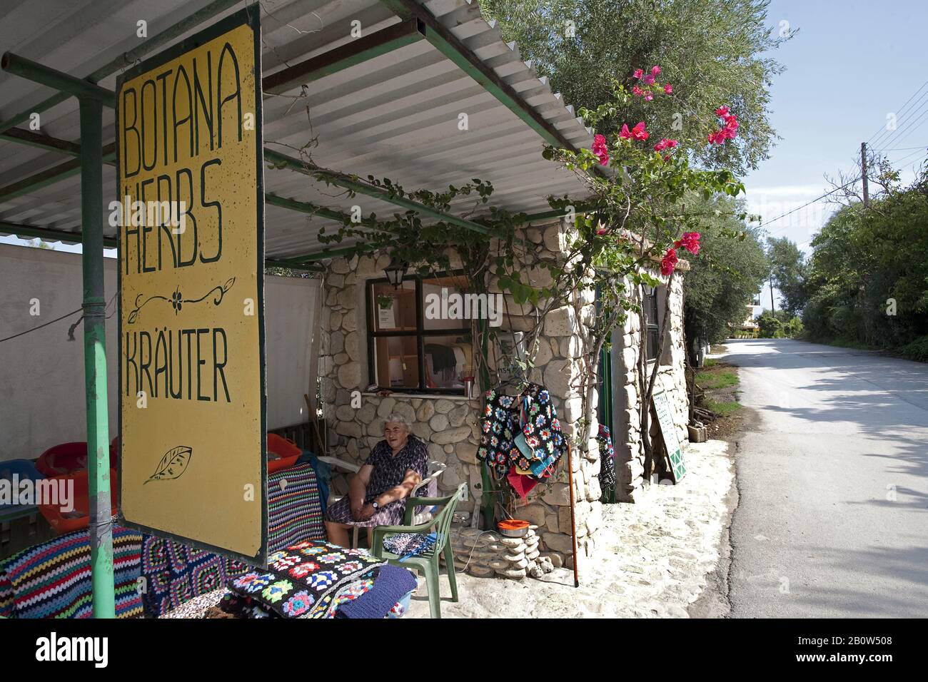 Die alte griechische Frau verkauft Kräuter und selbstgemachte Souvenirs, Limni Keriou, Insel Zakynthos, Griechenland Stockfoto